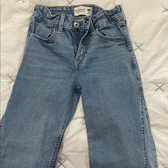 Abercrombie Kids Girls Light Blue Straight Leg Jeans - Picture 1 of 6